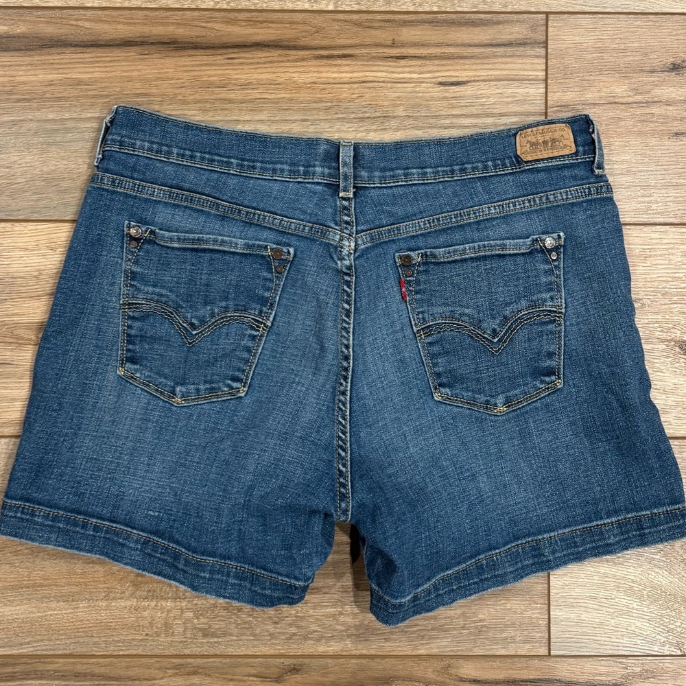 LEVI’S VINTAGE 515 Mid-rise Mid-wash Denim Jean Shorts | Size 12